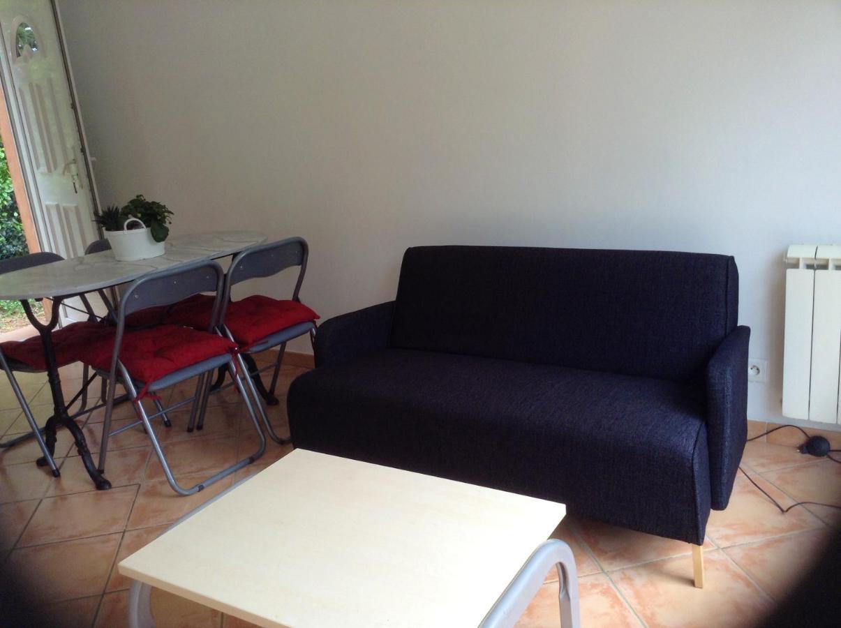 Charmant Appartement A Le Muy Avec Terrasse Et Jardin Екстериор снимка