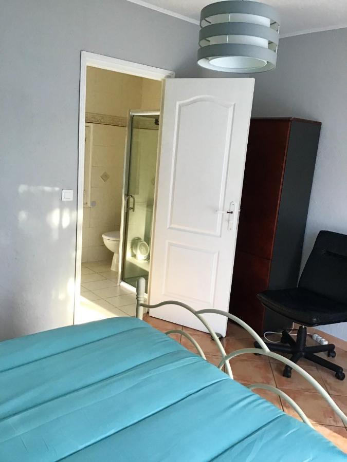 Charmant Appartement A Le Muy Avec Terrasse Et Jardin Екстериор снимка